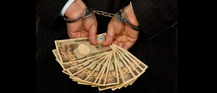 A person holding a ¥10,000 note in handcuffs